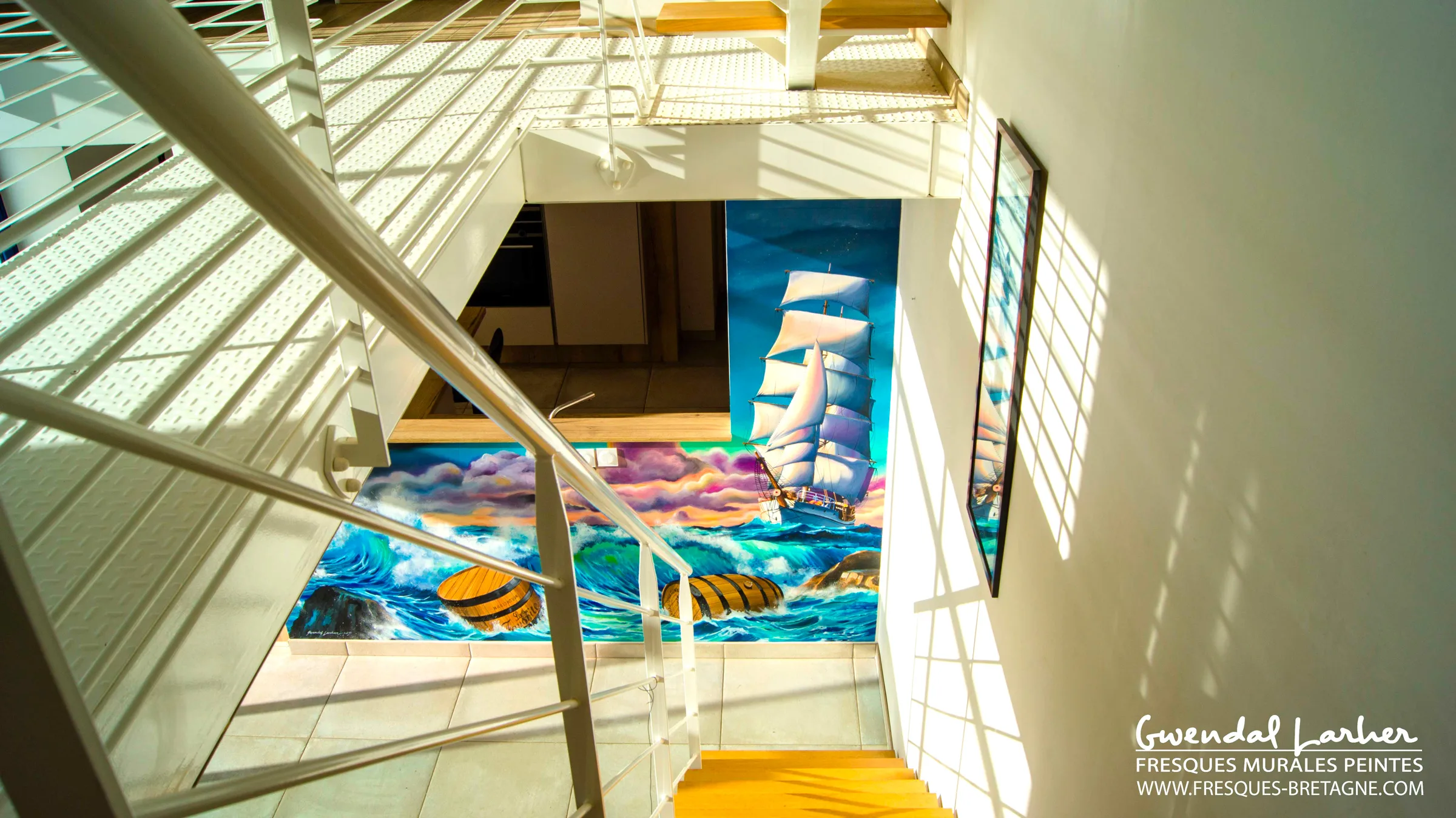 Fresque maritime en trompe-l'œil au pied d'un escalier, trois-mâts sur des vagues avec tonneaux, habillage de bar et cuisine à Plouescat